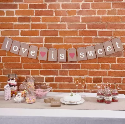 Papírový nápis love is sweet - just my type