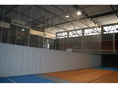 Opona 21x8m pro předělení tělocvičny, elektrické ovládání