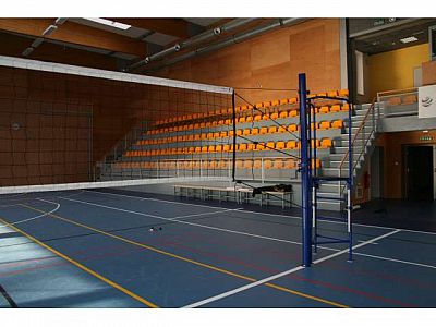 Stupínek pro rozhodčího - interiér, pevný, montáž ke sloupku 102 mm, CERTIFIKÁT