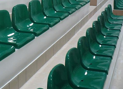 Plastový sedák na tribuny a střídačky