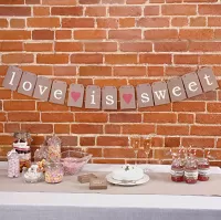 Papírový nápis love is sweet - just my type