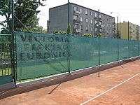 Zástěna na tenisový kurt EKONOM - 65% zastínění, rozm. 12x2 m (barva zelená) - rašlovaný úplet (PE)