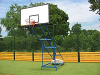 Basketbalová konstrukce pojízdná - mobilní, exteriér, sklopná, vysazení 2 m, lakovaná