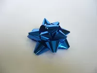 Mašle na dárek - rozeta metalická modrá