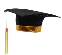 Černý absolventský klobouk se zlatým lemem