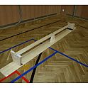 Švédská lavička tělocvičná s kladinkou, délka 2,7 m, lakovaná, hranol na žebřinu